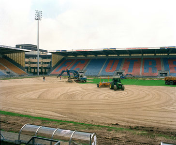 840269 Afbeelding van de werkzaamheden in Stadion Nieuw Galgenwaard (Herculesplein) te Utrecht, ter voorbereiding van ...